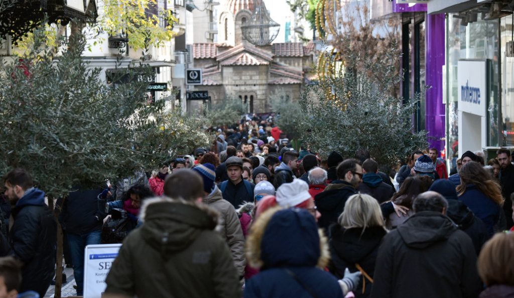 Εορταστικό ωράριο καταστημάτων: Πώς λειτουργούν σήμερα και την Κυριακή