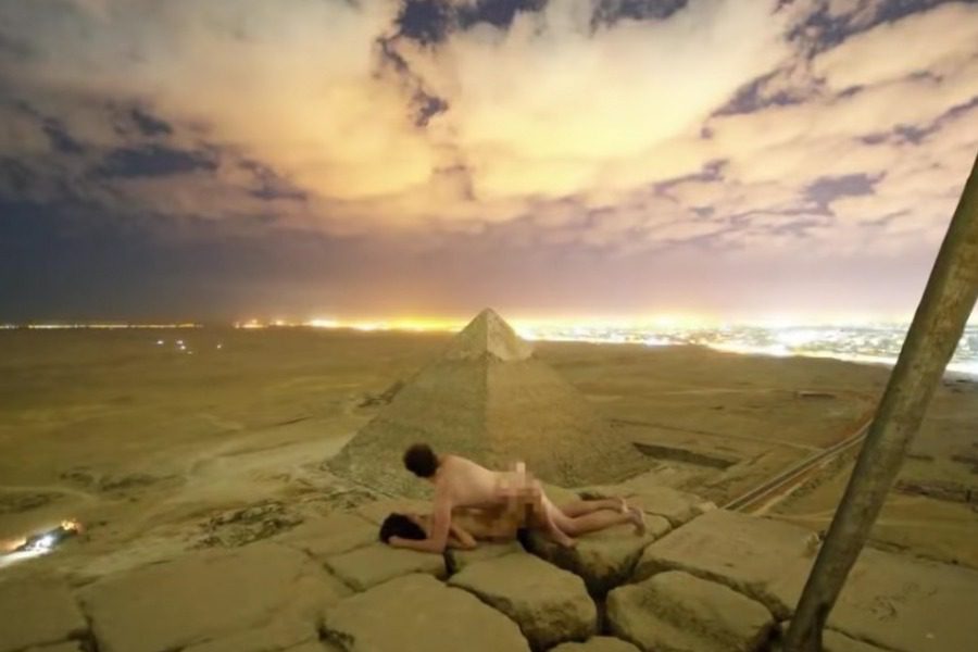 Αίγυπτος: Οργή για βίντεο με γυμνό ζευγάρι που σκαρφαλώνει στην Πυραμίδα του Χέοπα