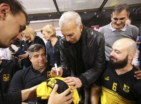 Πρέπει να είμαστε τρελοί!