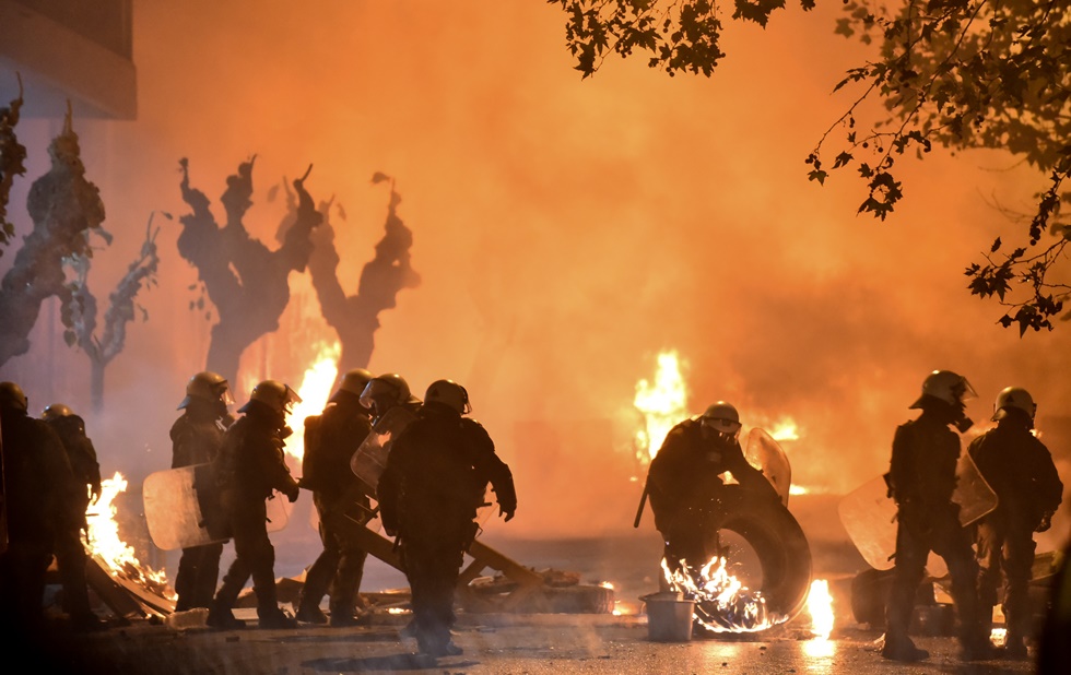 Ένας τραυματίας στα Εξάρχεια μετά την πορεία μνήμης για τον Αλ. Γρηγορόπουλο
