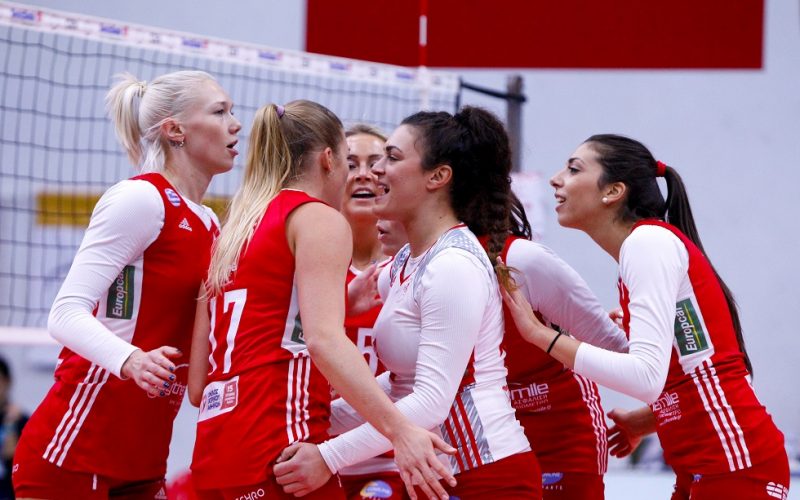 Ερυθρόλευκες ευχές από τα κορίτσια του Ολυμπιακού (vids)