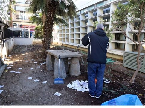 Μέλη του Ρουβίκωνα πέταξαν τρικάκια στο Γαλλικό Ινστιτούτο της Θεσσαλονίκης