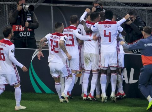 Πανικός στο Γ. Καραϊσκάκης: Οι έξαλλοι πανηγυρισμοί και η είσοδος των οπαδών (vid)