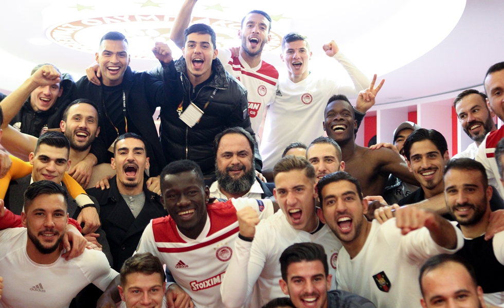 Το «ερυθρόλευκο» πάρτι στα αποδυτήρια (vids)