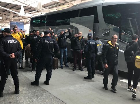 Οπαδοί υποδέχθηκαν την ΑΕΚ στη Λισαβόνα
