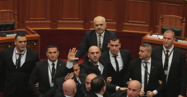 Πέταξαν αυγά στον Έντι Ράμα μέσα στο αλβανικό κοινοβούλιο