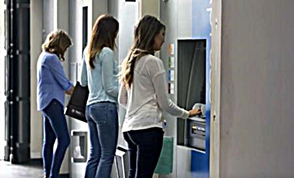 Προσοχή: Έτσι μπορείς να την πατήσεις και να σου κλέψουν χρήματα από το λογαριασμό σου όταν είσαι στο ΑΤΜ