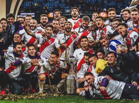 Η απονομή του τροπαίου στη Ρίβερ Πλέιτ (vid)