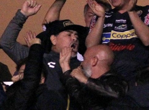 Επιτέθηκε σε αντίπαλους οπαδούς ο Μαραντόνα (vid)