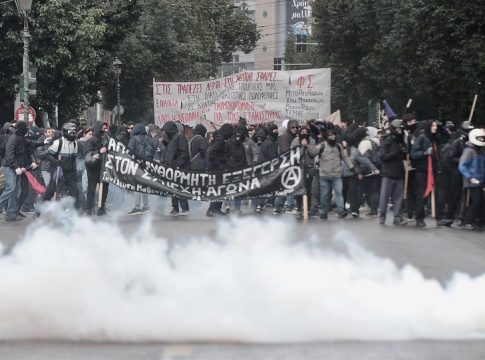 Οδοφράγματα και φωτιές στην Αθήνα- Μολότοφ στη Θεσσαλονίκη