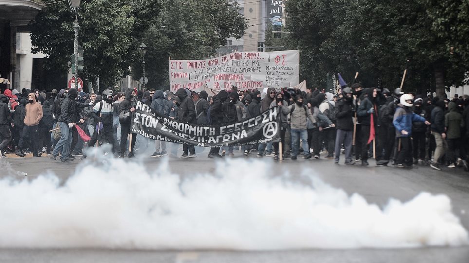 Οδοφράγματα και φωτιές στην Αθήνα- Μολότοφ στη Θεσσαλονίκη