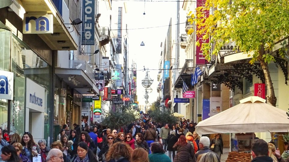 Εορταστικό ωράριο Χριστουγέννων: «Πρεμιέρα» από αύριο – Πώς θα λειτουργήσουν τα καταστήματα
