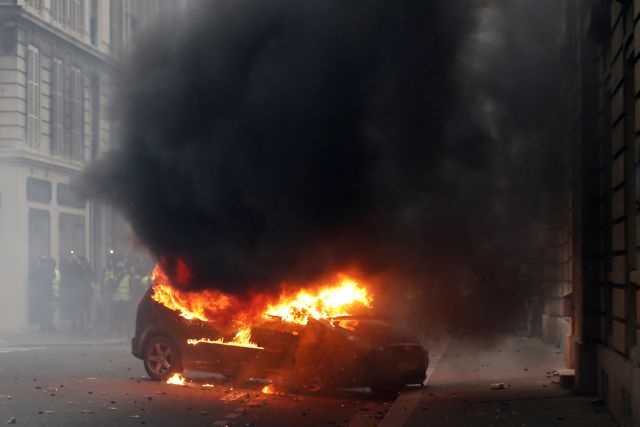 Πεδίο μάχης το Παρίσι: Δεκάδες τραυματίες και εκατοντάδες συλλήψεις