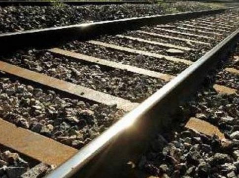 Αστυνομικοί είδαν… πτώμα σε γραμμές τρένου – Τελικά είχαν πέσει σε… παγίδα