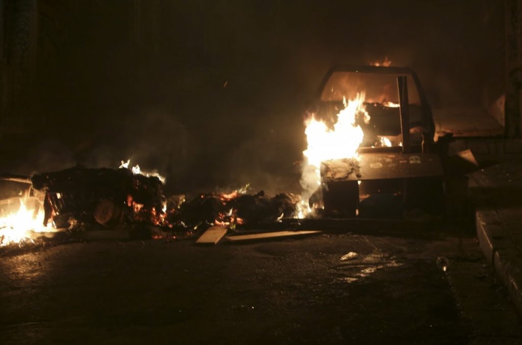 Νύχτα άγριων επεισοδίων στα Εξάρχεια – Τρεις τραυματίες και πολλές ζημιές (pics&vid)
