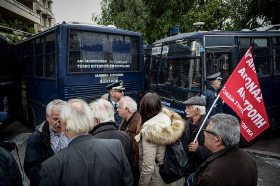 Κλούβες των ΜΑΤ «υποδέχτηκαν» τους συνταξιούχους στο Μαξίμου [Εικόνες]