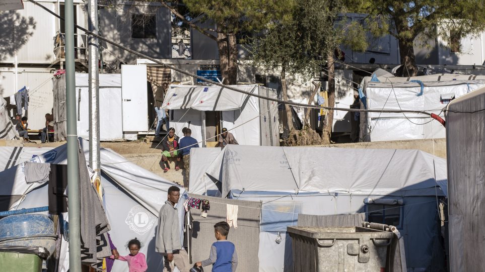 Spiegel: «Λέσβος, το νησί-φυλακή»