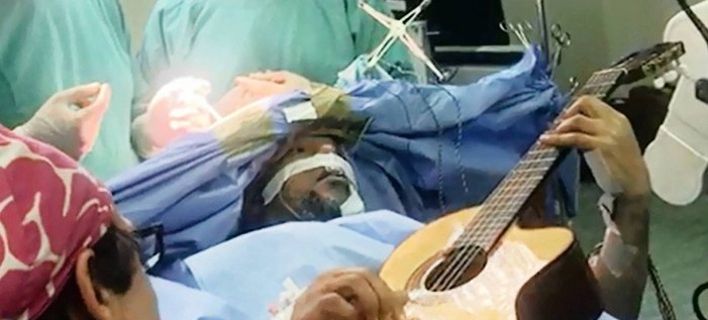 Μουσικός έπαιζε τζαζ ενώ τον χειρουργούσαν