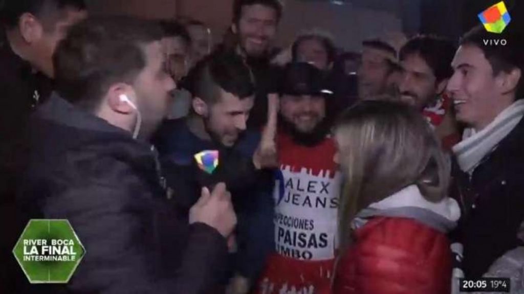 Τον συνεπήρε η χαρά: Έκανε πρόταση γάμου στην κοπέλα του οπαδός της Ρίβερ (vid)