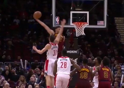 Το φοβερό κάρφωμα του Νανς Τζούνιορ στην κορυφή του TOP 10