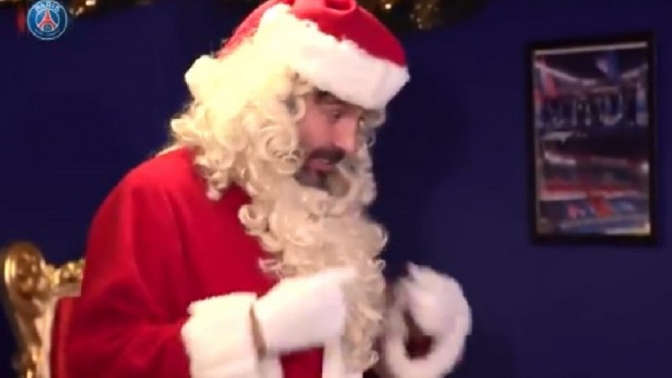 Ντύθηκε Άγιος Βασίλης… ο Μπουφόν και μοίρασε δώρα (vids)