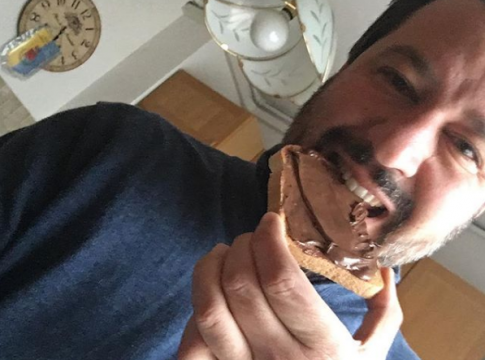 Σάλος με φωτογραφία του Σαλβίνι να τρώει πρωινό παρά τον σεισμό