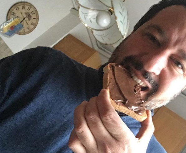 Σάλος με φωτογραφία του Σαλβίνι να τρώει πρωινό παρά τον σεισμό