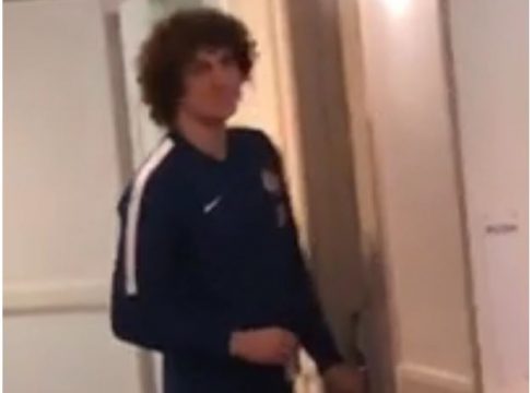 Ο Νταβίντ Λουίζ κλειδώθηκε έξω από το δωμάτιό του σε ξενοδοχείο και έγινε… ρεζίλι (vid)