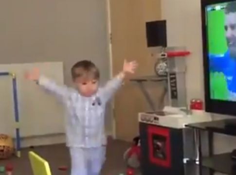 Αξιαγάπητος μπόμπιρας πανηγυρίζει γκολ των Ρέιντζερς! (vid)