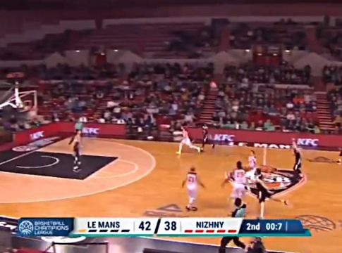 Εξωφρενικό buzzer beater με ραβέρσα από το κέντρο του γηπέδου! (vid)