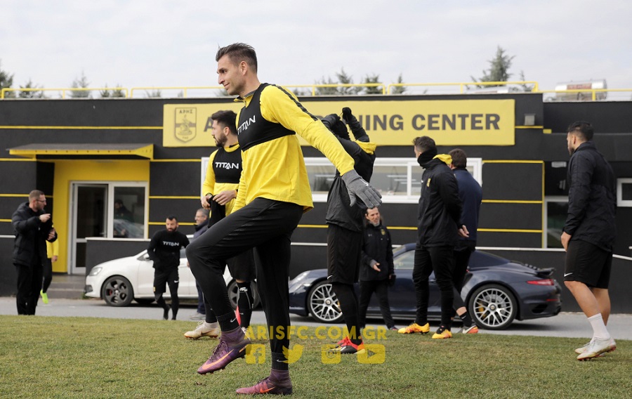 Τα έβαλαν με τον χιονιά οι παίκτες του Άρη (vid)