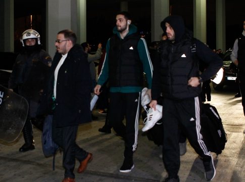 Ολυμπιακός – Παναθηναϊκός: Έφτασε στο ΣΕΦ η αποστολή του Παναθηναϊκού, αποδοκιμασίες προς Παπαπέτρου