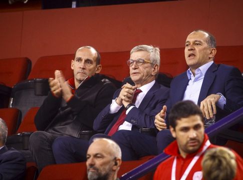 Στα αποδυτήρια οι Αγγελόπουλοι