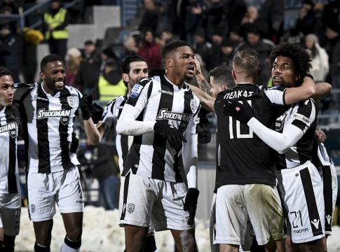 Πανηγύρισαν και τραγούδησαν με τον κόσμο τη νίκη (vid)