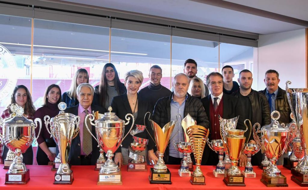 Η κοπή της πίτας του Ερασιτέχνη Ολυμπιακού με φόντο τις 27 κούπες της χρονιάς που πέρασε! (pics)