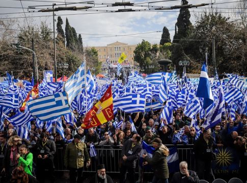 LIVE από το Σύνταγμα: Σε εξέλιξη το συλλαλητήριο για τη Μακεδονία (vids/pics)