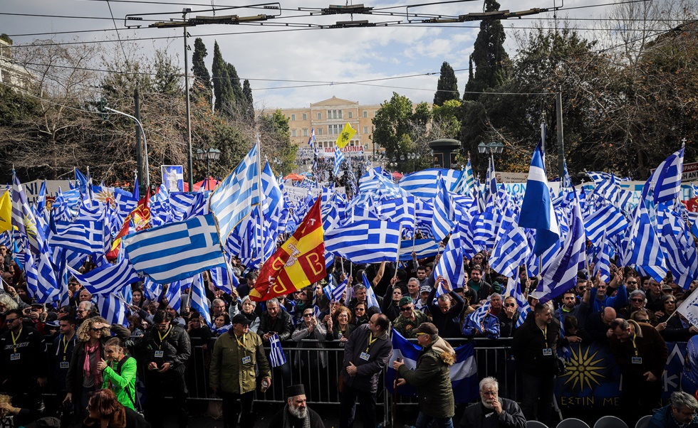 LIVE από το Σύνταγμα: Σε εξέλιξη το συλλαλητήριο για τη Μακεδονία (vids/pics)