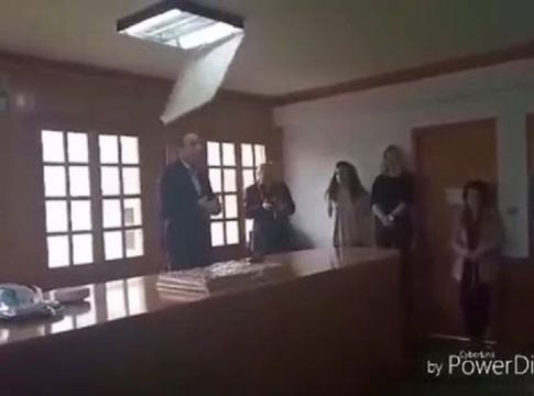 Viral: Video – διασκευή με τον Δήμαρχο, που έπεσε το φωτιστικό στο κεφάλι του, «τα σπάει» (vid)