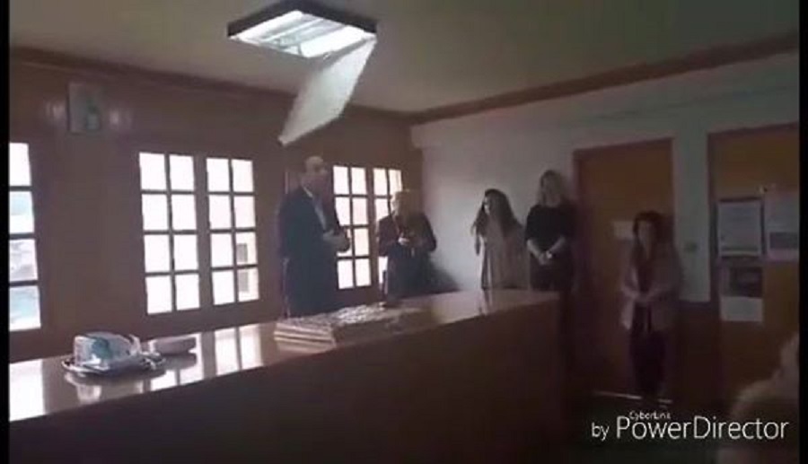 Viral: Video – διασκευή με τον Δήμαρχο, που έπεσε το φωτιστικό στο κεφάλι του, «τα σπάει» (vid)