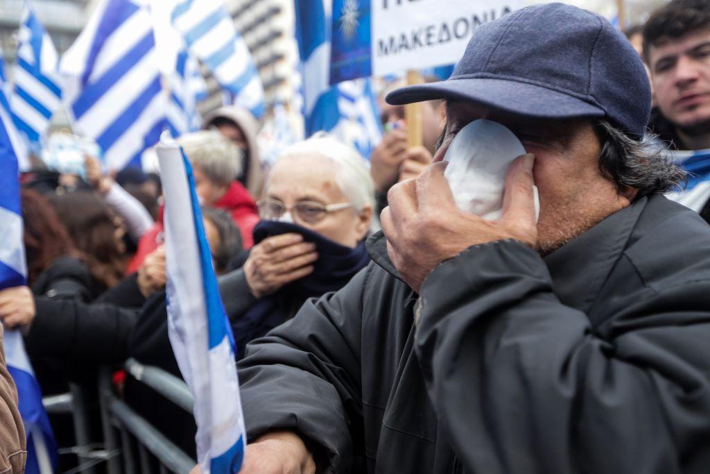 Δακρυγόνα «πνιγούν» μικρά παιδιά στο Σύνταγμα