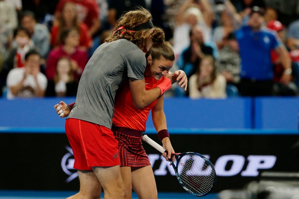 Hopman Cup: Η Ελβετία του Φέντερερ υποκλίθηκε σε Τσιτσιπά και Σάκκαρη! (vid)