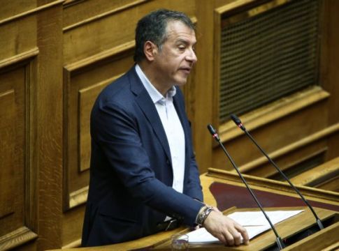 Θεοδωράκης: Απαράδεκτο βουλευτές να παίζουν μουσικές καρέκλες