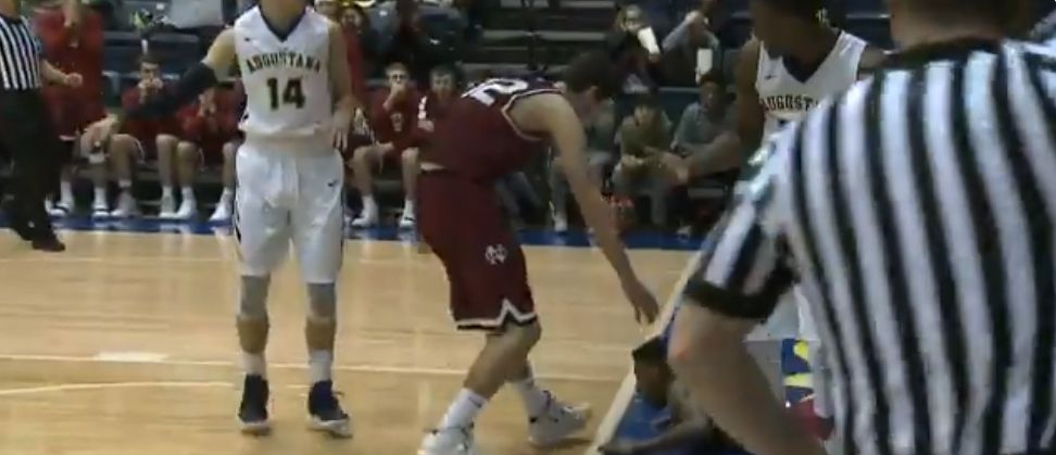 Απίστευτο: Παίκτης χτυπάει το κεφάλι του στην μπασκέτα με ασύλληπτη δύναμη (vid)