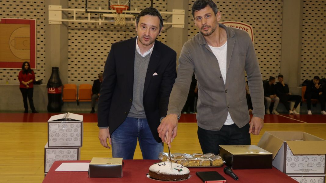 Τσαλδάρης: «Μεγαλώνει περισσότερο η οικογένεια της Ακαδημίας του Ολυμπιακού» (vid) | to10.gr Τσαλδάρης: «Μεγαλώνει περισσότερο η οικογένεια της Ακαδημίας του Ολυμπιακού» (vid) | to10.gr