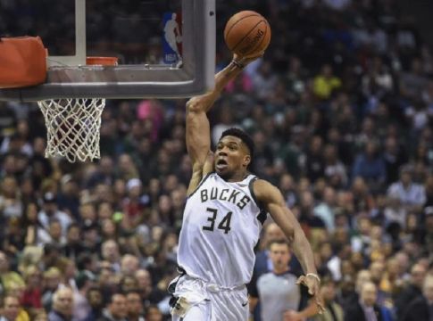 Η απίθανη εμφάνιση του Γιάννη κόντρα στους Τζαζ (vid)