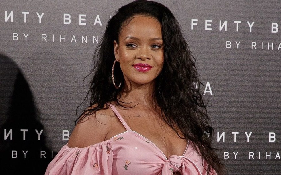 Η Rihanna υποδέχτηκε τη νέα χρονιά με ένα ντεκολτέ κόλαση (pic)