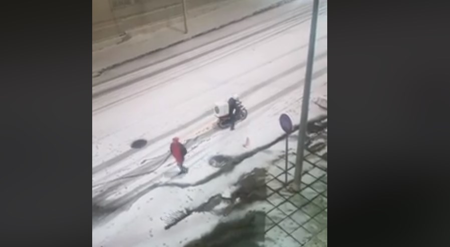 Viral: Ντελιβεράς προσπαθεί εν μέσω χιονοθύελλας να παραδώσει παραγγελία (vid)
