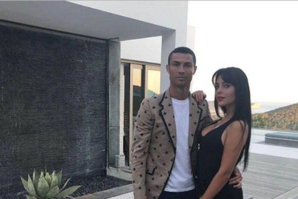 Τα πέταξε όλα και βγήκε στον ήλιο η σύντροφος του Κριστιάνο Ρονάλντο | to10.gr Τα πέταξε όλα και βγήκε στον ήλιο η σύντροφος του Κριστιάνο Ρονάλντο | to10.gr