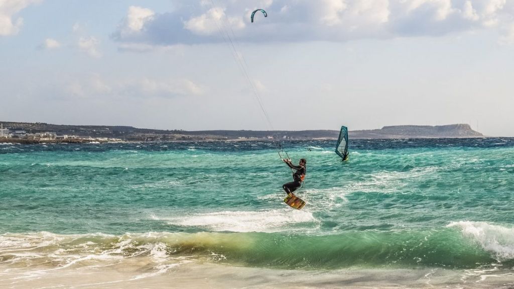 Εντυπωσιακό βίντεο: Kite surfer έκανε άλμα 200 μέτρων (vid)