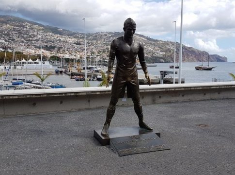 Το άγαλμα του Κριστιάνο φωτίζεται στο… επίμαχο σημείο! (pics)